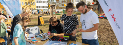 Lächelnde Personen am Tisch des depot Halle