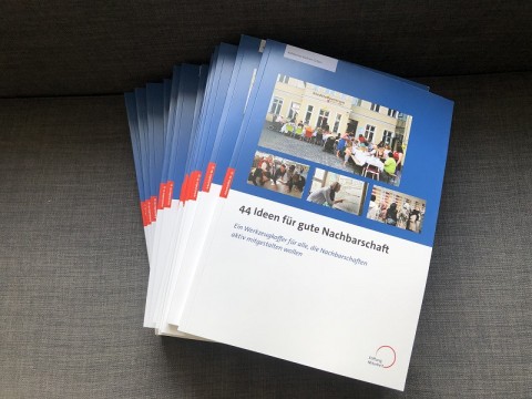 Mehrere Ausgaben des Buchen 44 Ideen für gute Nachbarschaft